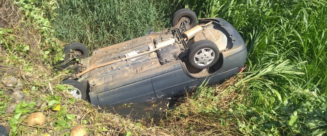 Carro capota próximo a entrada do Noé Trajano em Patos