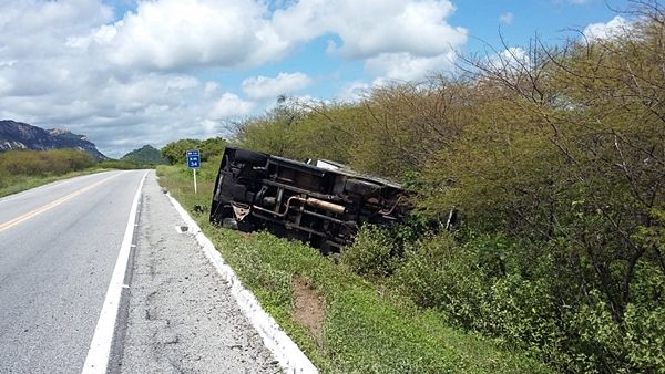 Carro de Fernando Som tomba na BR-361, no município de Catingueira