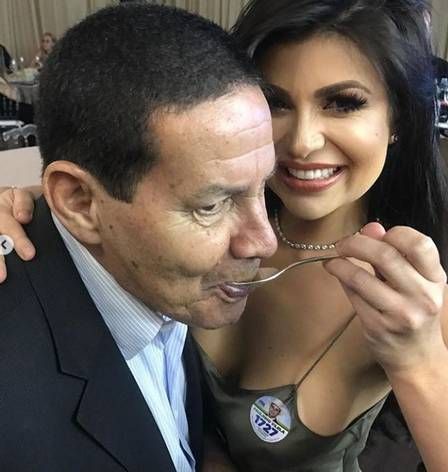 MORENA GANHA FAMA APÓS ENCONTRO COM GENERAL MOURÃO E FOTO VIRALIZAR: \\\'FOI RESPEITOSO\\\'