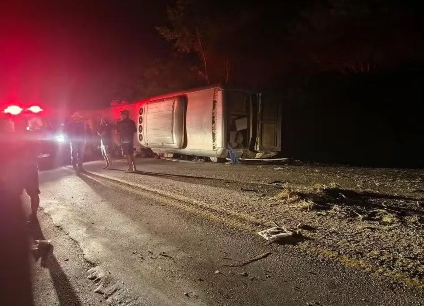 Tragédia na BR-423: acidente com ônibus de turismo deixa 17 mortos e vários feridos no Agreste pernambucano