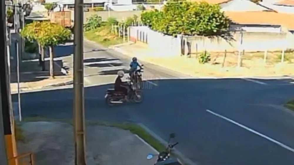 Idoso pilota pela contramão e causa acidente em Patos; Veja imagens