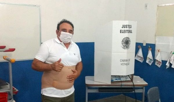 Áudio: Candidato Arimateia Camboim vota no colégio José César, em Santa Terezinha