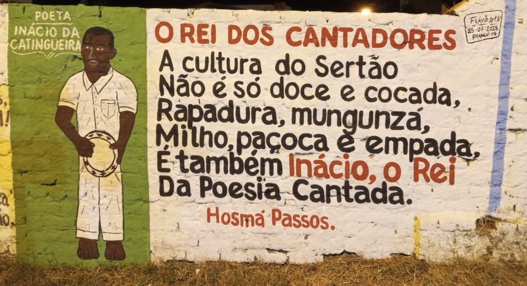 Poeta Hosmá Passos e o pintor letrista Flávio Artes homenageiam o poeta Inácio da Catingueira em um mural cultural em Piancó, em alusão aos seus 180 anos de nascimento