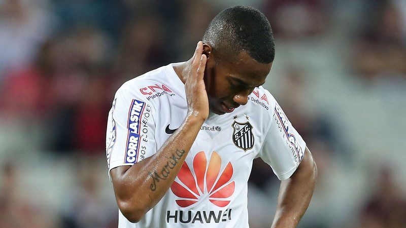 Robinho é preso e conduzido à sede da Polícia Federal de Santos