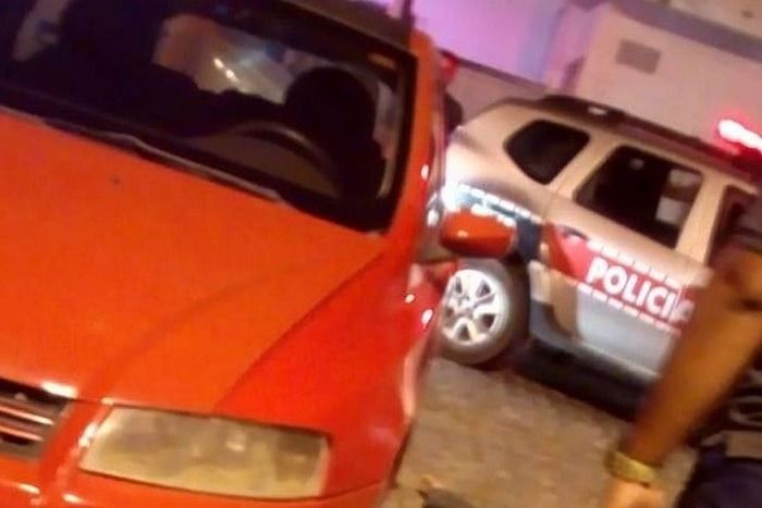 Pai e filho são assassinados a tiros no momento em que chegavam em igreja