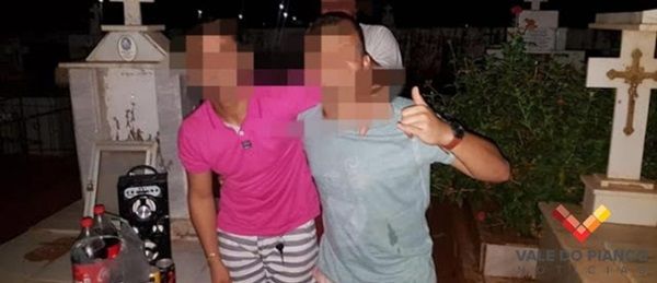 Jovens fazem farra regada a bebidas em cima de catacumbas e podem ser presos, no Vale do Piancó