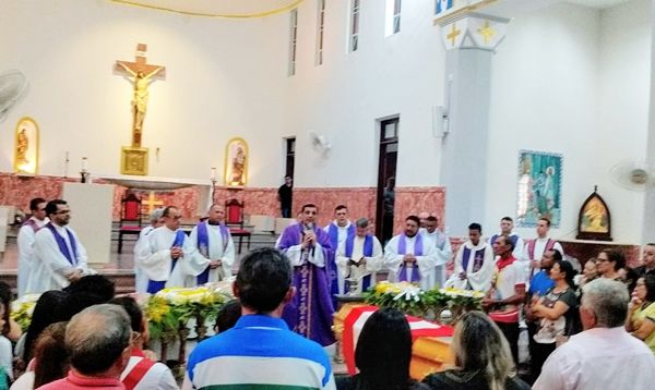 Emoção e gratidão marcam despedida de Padre Ronaldo a sua mãe, Dona Neves; veja vídeo