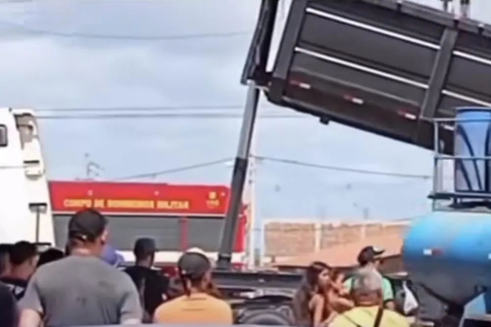 Motorista morre eletrocutado ao manobrar carreta em Mataraca; veículo encostou em rede de alta tensão e pegou fogo
