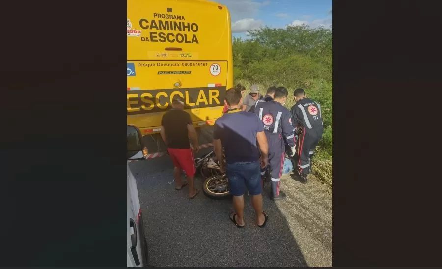 Motociclista morre após colisão com ônibus escolar na PB-228, em Quixaba