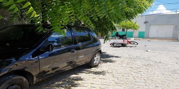 Colisão entre motocicleta e carro é registrada na tarde deste domingo (03) em Patos