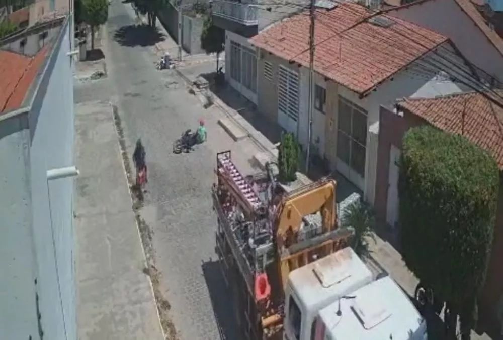 Motociclista perde controle e cai ao passar por quebra-molas sem sinalização no bairro Novo Horizonte, em Patos