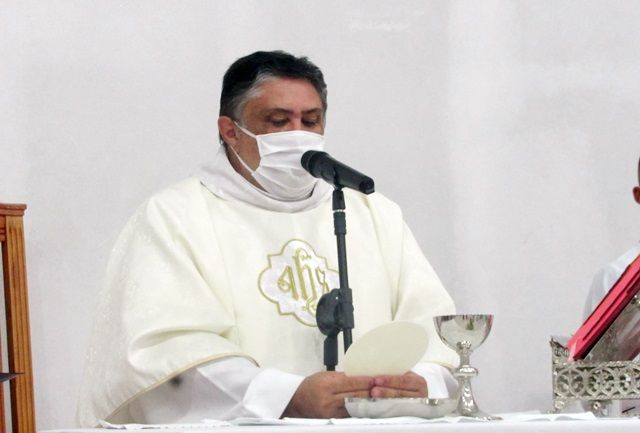 Padre José Ronaldo tranquiliza fiéis sobre o seu estado de saúde. Escute;