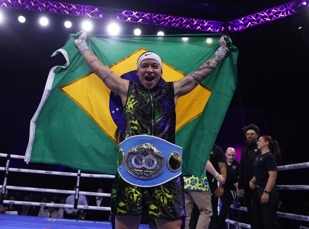 Bia Ferreira vence argentina e se torna campeã mundial no boxe profissional