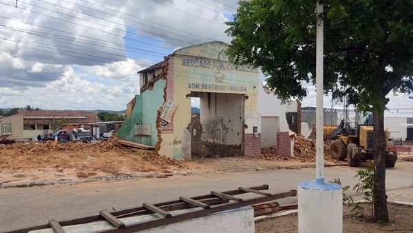 VÍDEO: prefeitura de Santa Terezinha está concluindo demolição do antigo Mercado Público para ampliação da área de eventos