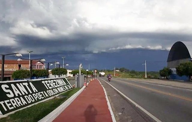 Volta a  chover em Santa Terezinha-PB, na noite desta terça-feira (12);veja