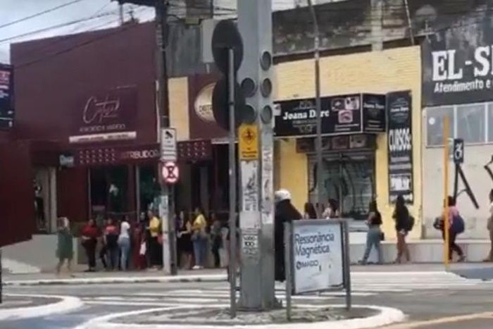 Polêmica: sex shop distribui vibradores em homenagem ao Dia da Mulher e fila gigante para avenida em CG: VEJA O VÍDEO