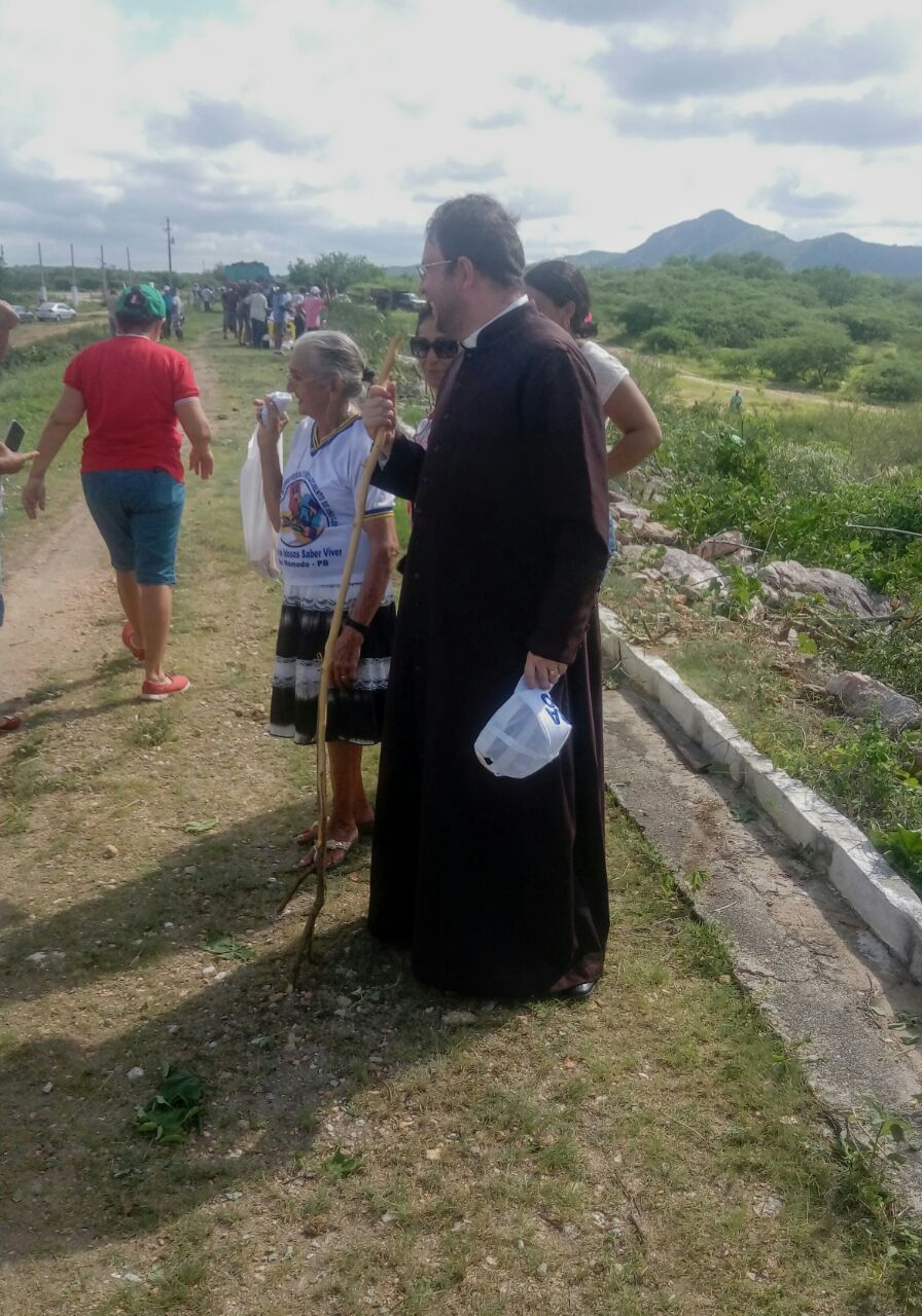 Padre Fabrício promove mutirão para limpar balde do açude de São Mamede-PB. Veja Vídeo e fotos