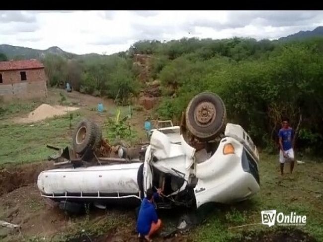Caminhão pipa capota após deslizar em barranco na área rural de Itaporanga