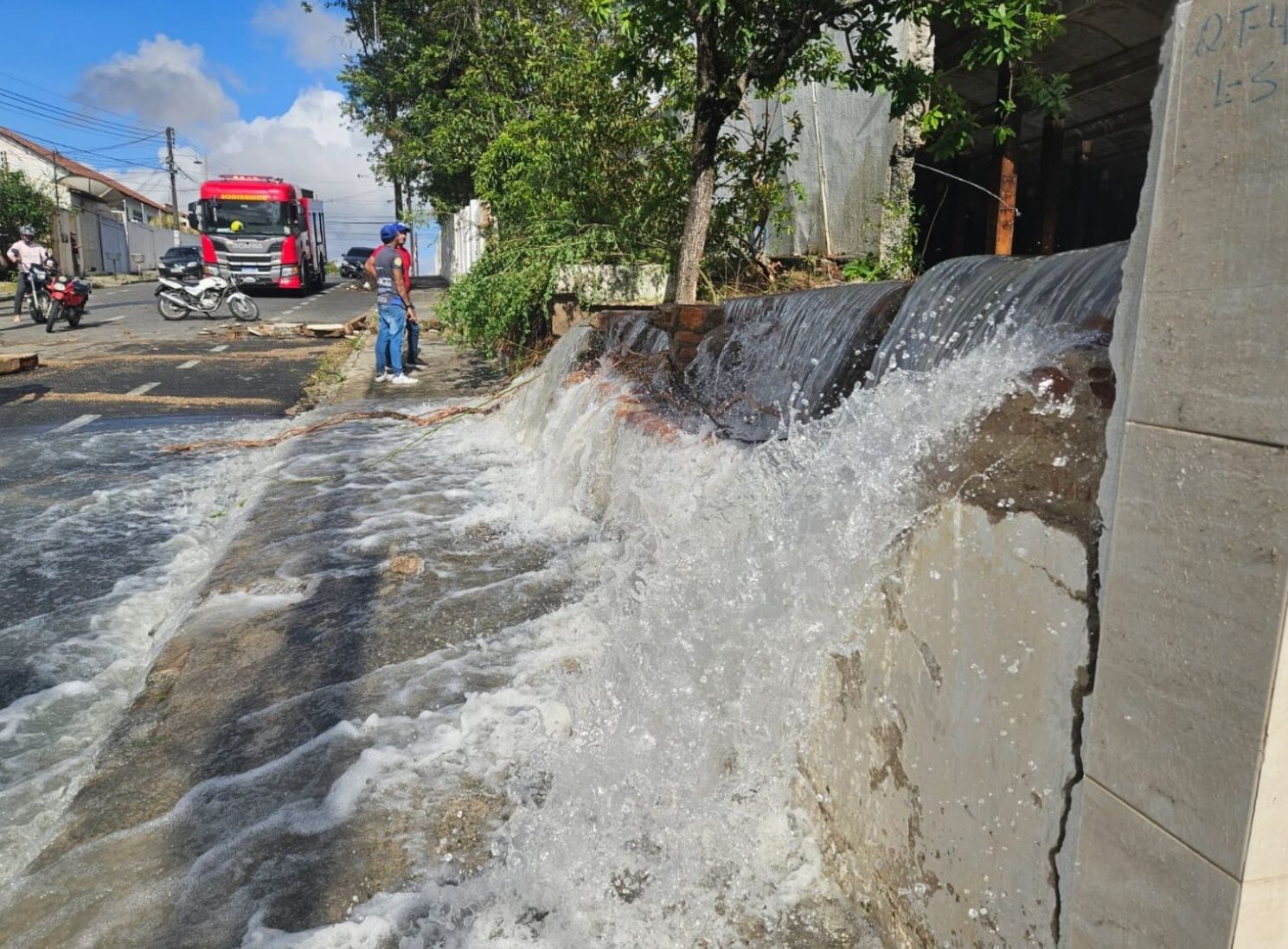 Rompimento de reservatório interrompe abastecimento de 40 bairros em Campina Grande e em outros 4 municípios 