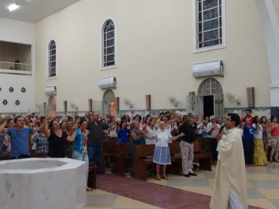 Católicos lotam a igreja Matriz em Missa Carismática  