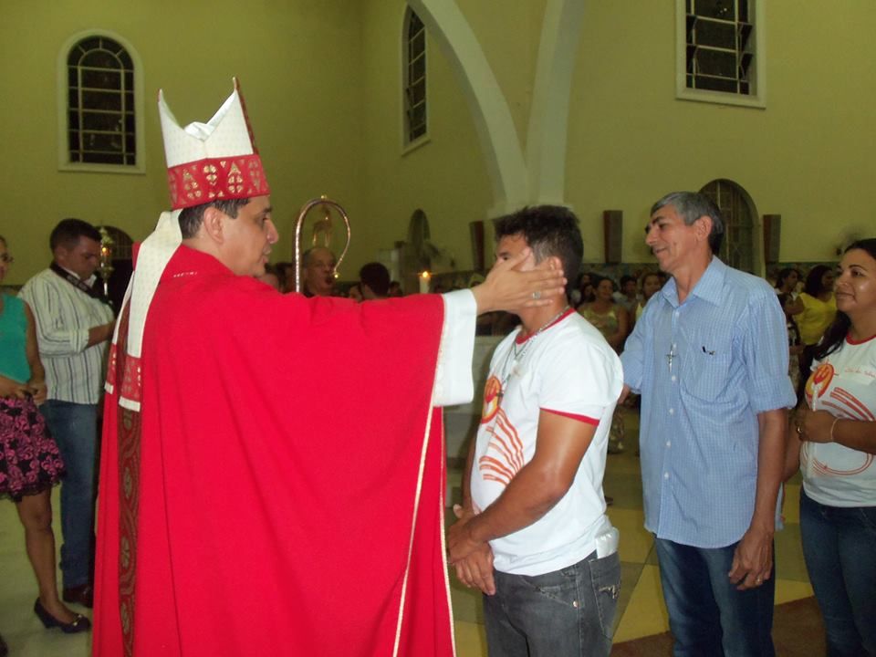Paróquia Santo Antônio Celebra com 160 Jovens Missa do Crisma