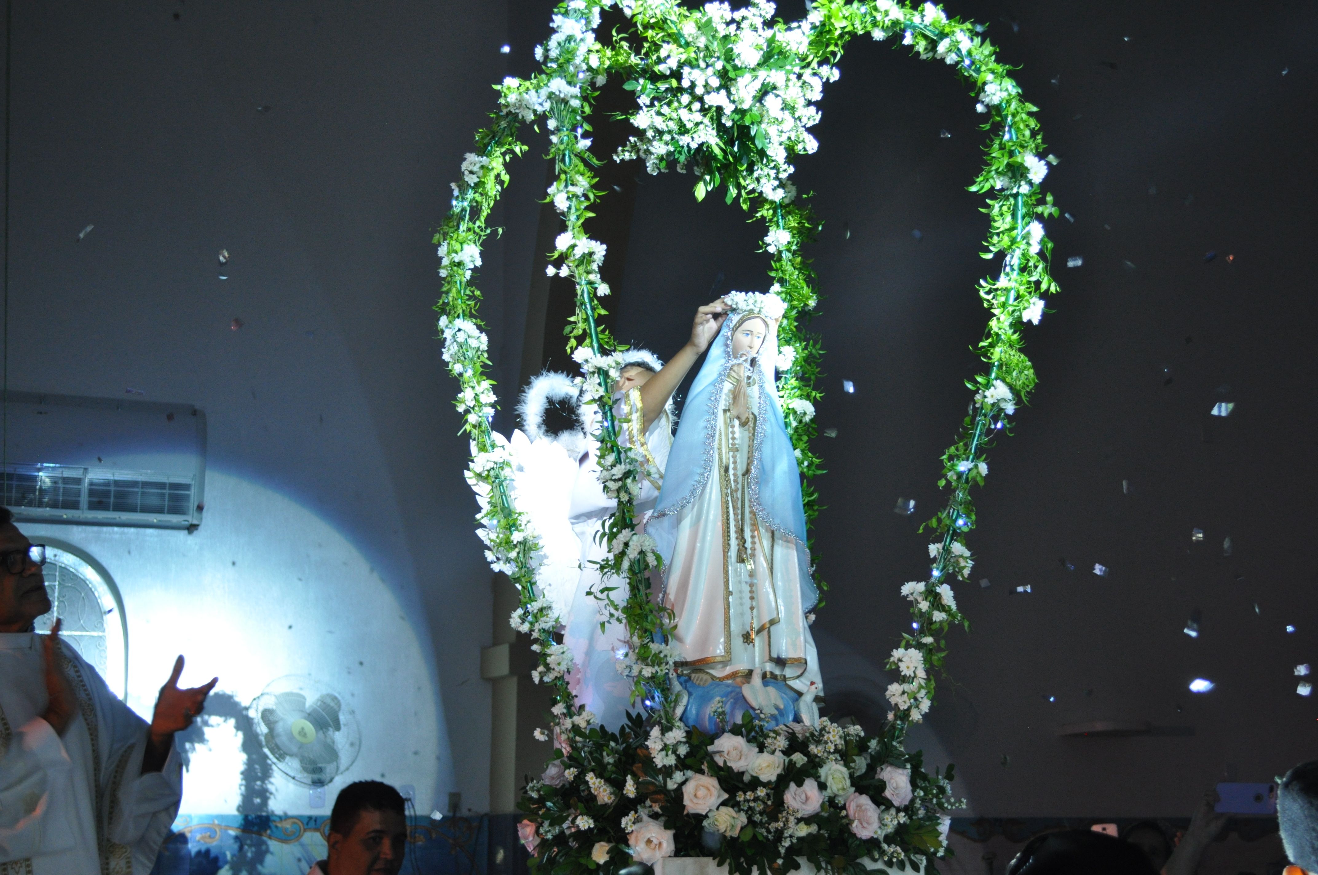 Paróquia Santo Antônio Encerra o Mês Mariano Coroando Nossa Senhora