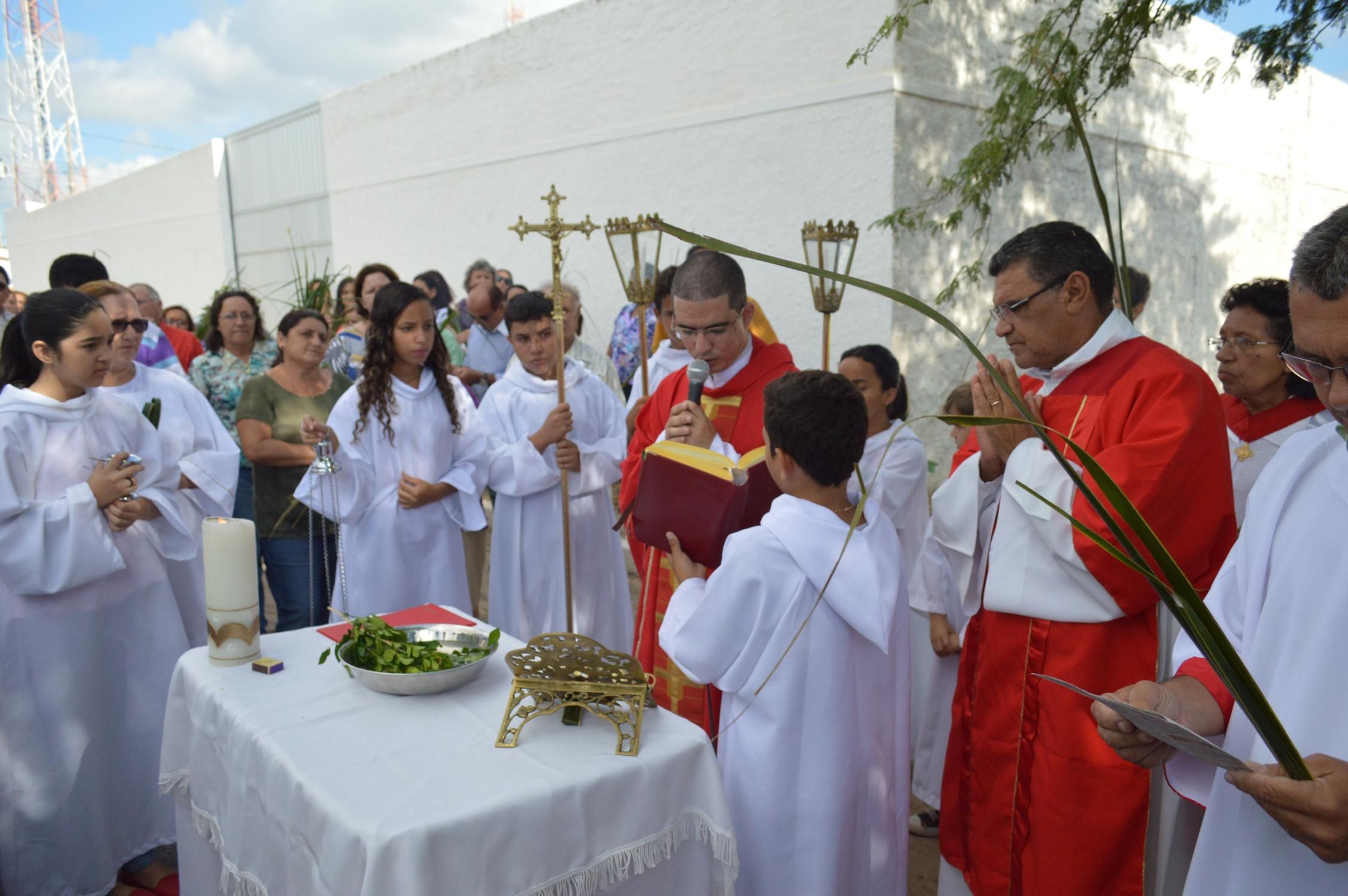 Comunidade Nossa Senhora Aparecida celebra missa de Ramos com centenas de fiéis. 