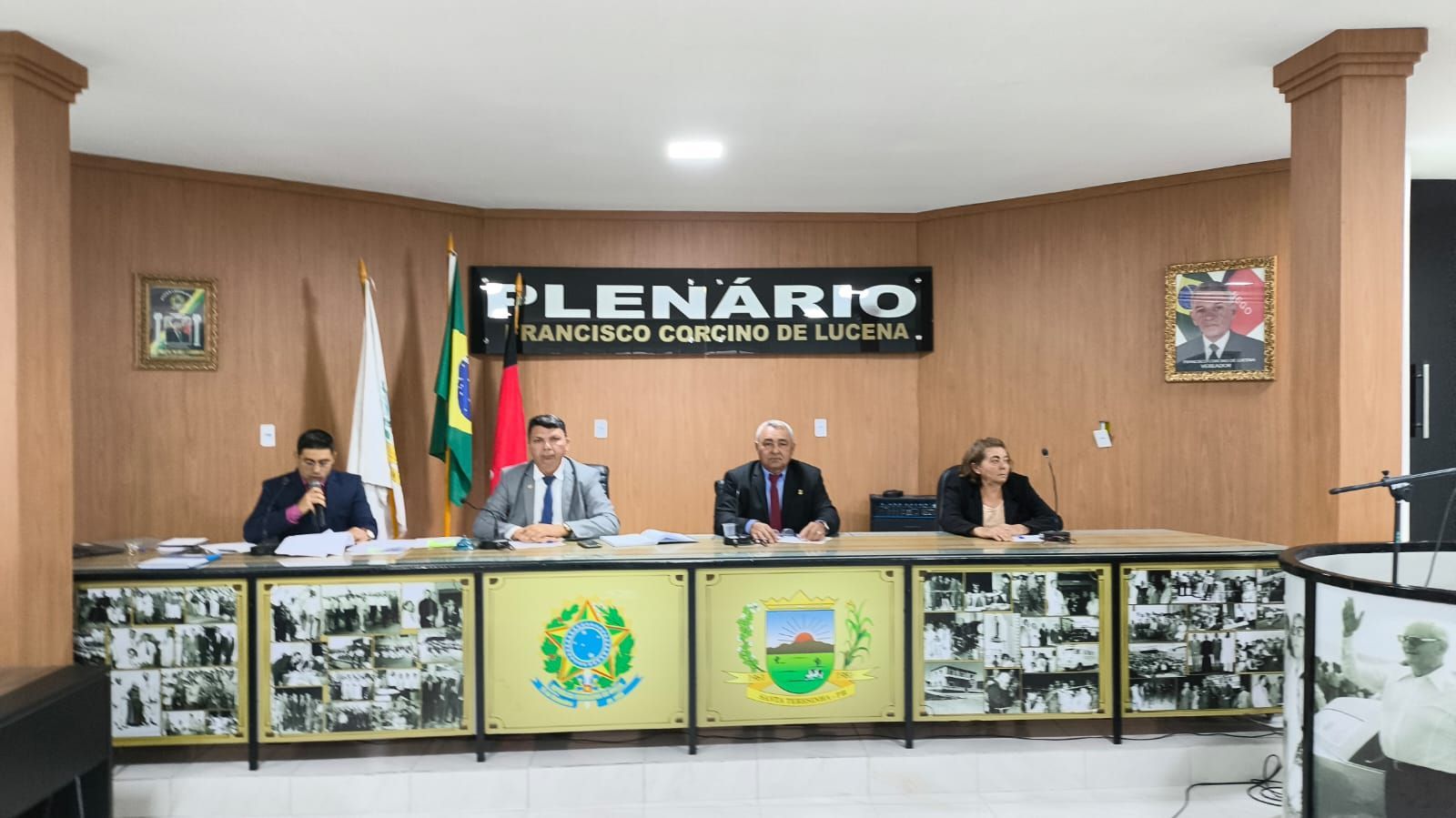Nesta sexta-feira (7), a Câmara Municipal de Santa Terezinha realizou a primeira sessão ordinária do ano, dando início aos trabalhos legislativos. A reunião foi aberta pelo presidente da Casa, vereador Francisco Bezerra, às 17h, com a presença dos nove pa
