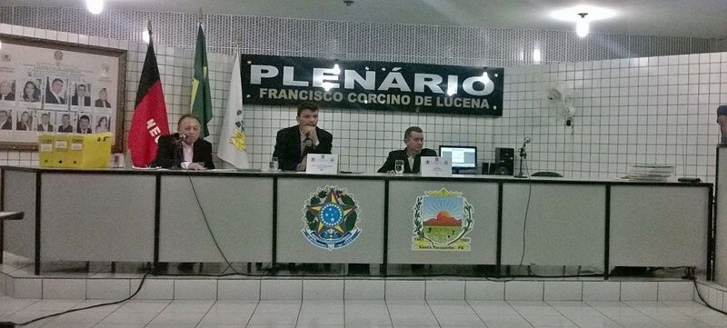 Vereadores de Santa Terezinha se reúnem em clima quente