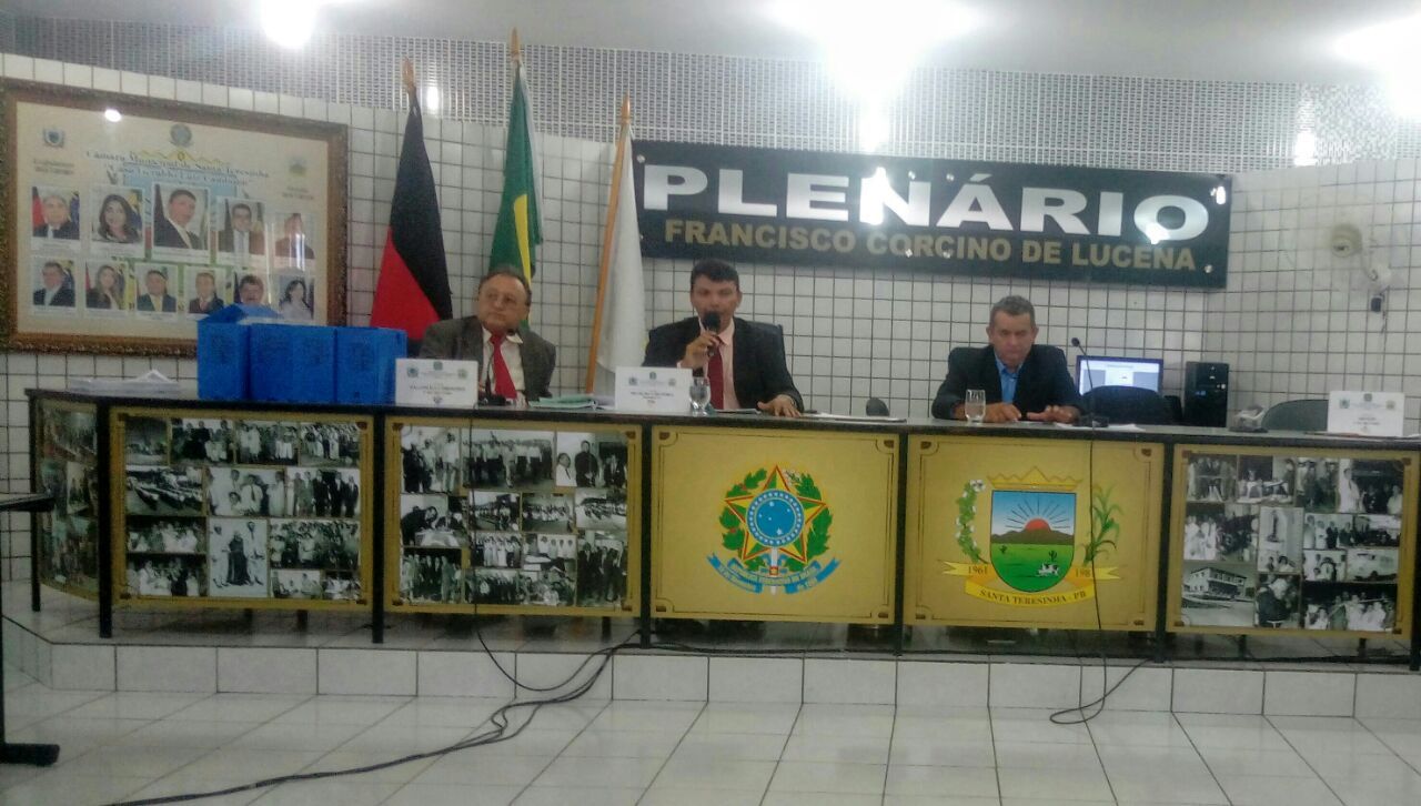 Sessão da câmara municipal de Santa Terezinha tem bate-boca e confusão