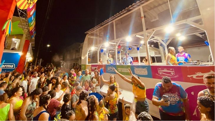 Carnaval das Crianças leva alegria e música à avenida