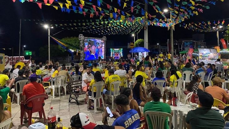 Prefeitura promove transmissão em telão e reúne população para acompanhar jogo do Brasil na Copa...