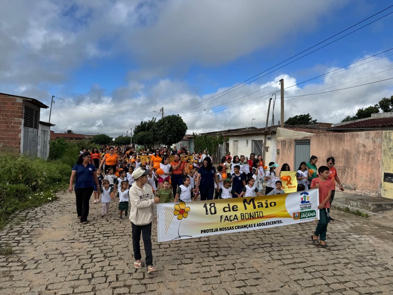 Primeira caminhada Maio Laranja da semana. No Flores 1, com a Escola o Oscar Cordeiro 